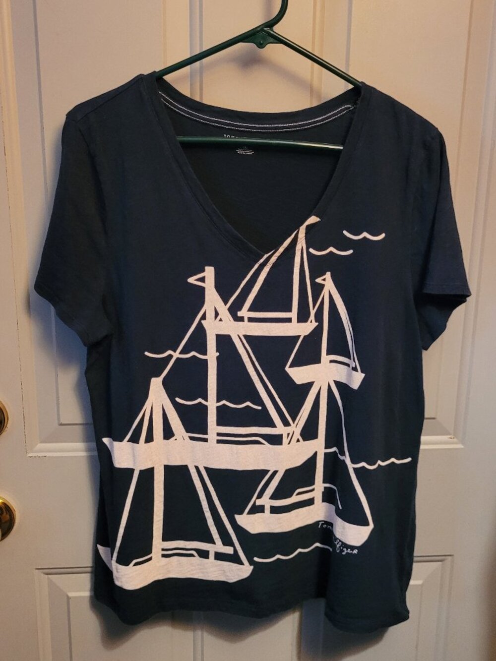 Tommy Hilfiger Cute Navy Blue Tee with White Sailboats Misses Size Large